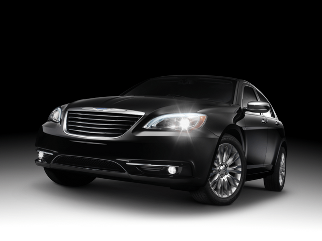 Chrysler 200 front 3/4 view 2