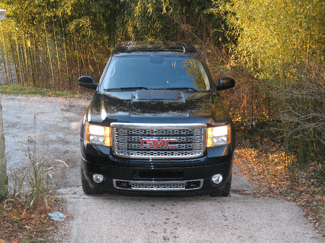 2011 GMC Sierra Denali 2500 HD Front View Outdoors