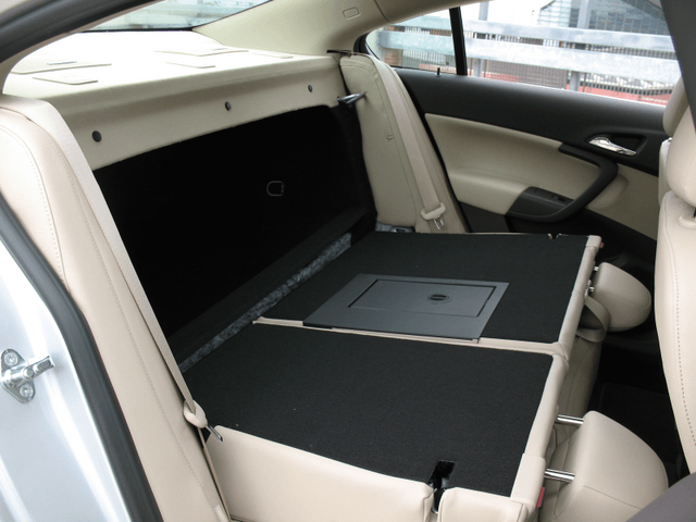 2011 Buick Regal CXL 026.png