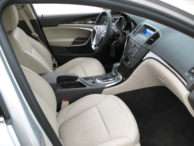 2011 Buick Regal CXL 028.png