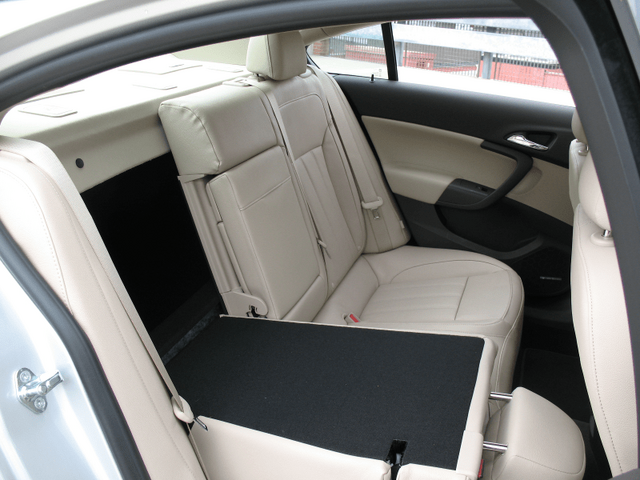 2011 Buick Regal CXL 023.png