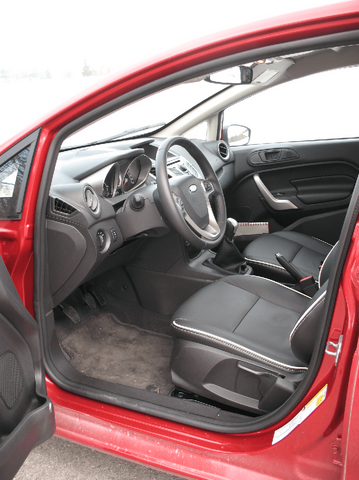 2011 Ford Fiesta 034.png