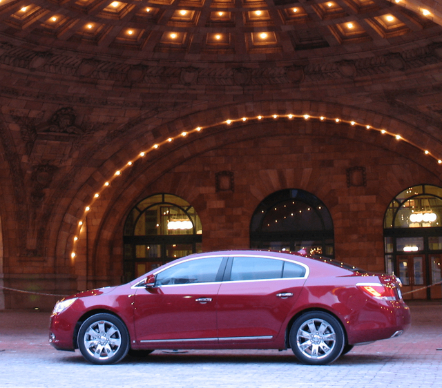 2010 Buick Lacrosse CXS 082.png