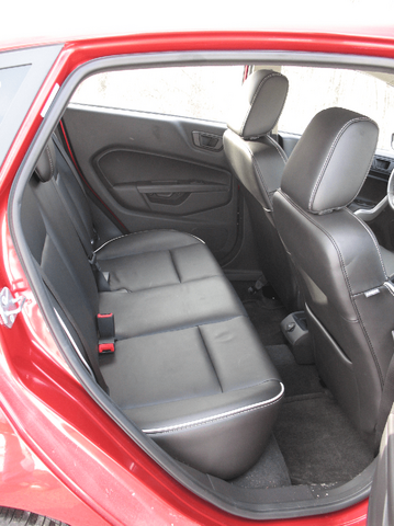 2011 Ford Fiesta 024.png