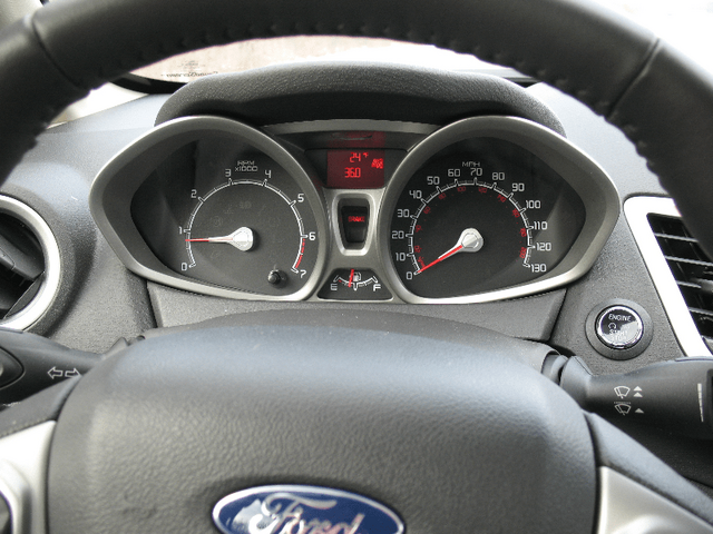 2011 Ford Fiesta 031.png