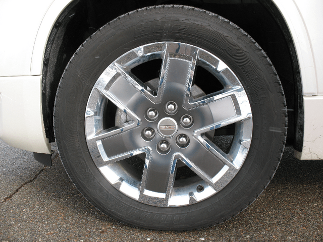 2011 GMC Acadia Denali — Chrome Wheel Detail