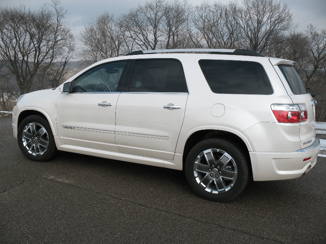 2011 GMC Acadia Denali 003.png