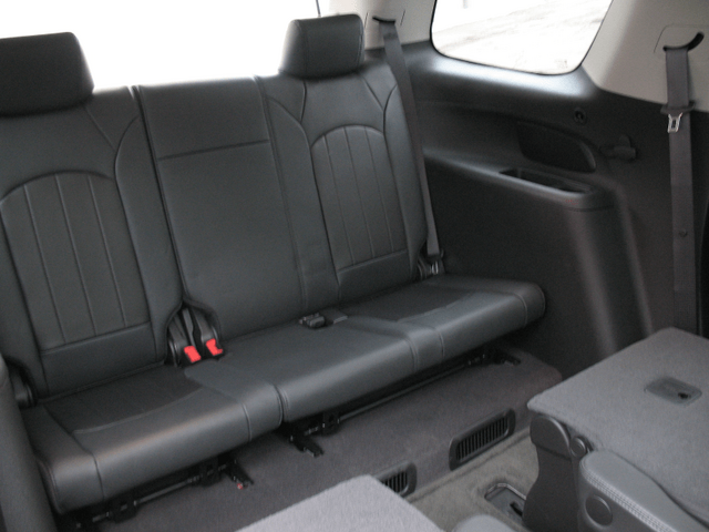 2010 GMC Acadia SLT-2 059.png