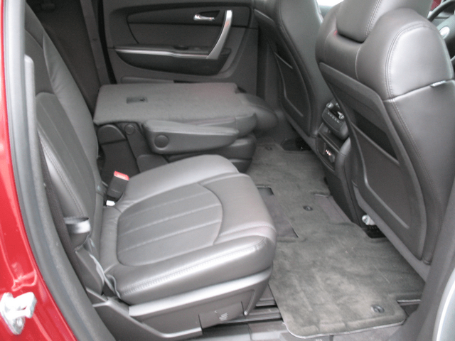 2010 GMC Acadia SLT-2 060.png