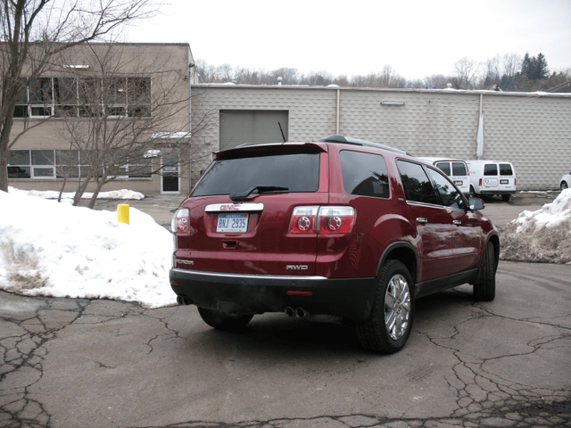 2010 GMC Acadia SLT-2 047.png