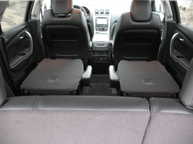 2010 GMC Acadia SLT-2 058.png