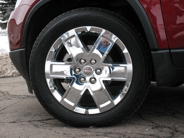 2010 GMC Acadia SLT-2 048.png