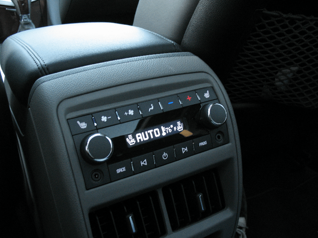 2011 Cadillac SRX Turbo 016.png