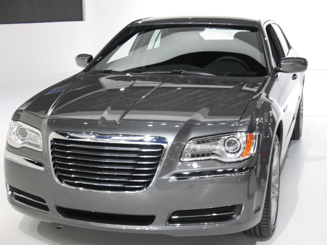 2011 Chrysler 300 gray front grille and headlight close-up