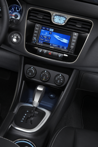 2011 Chrysler 200 Convertible 042.png