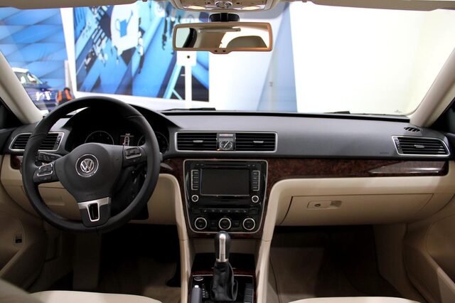 2012 Volkswagen Passat SEL interior dashboard and infotainment auto show