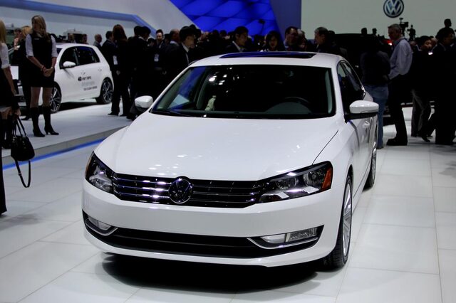 2012 Volkswagen Passat TDI front three-quarter view white auto show
