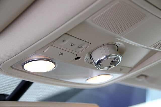 2012 Volkswagen Passat overhead console sunroof controls and reading lights