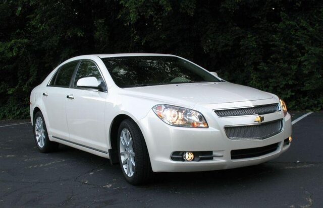 2010 Chevrolet Malibu LTZ White Front Three-Quarter View