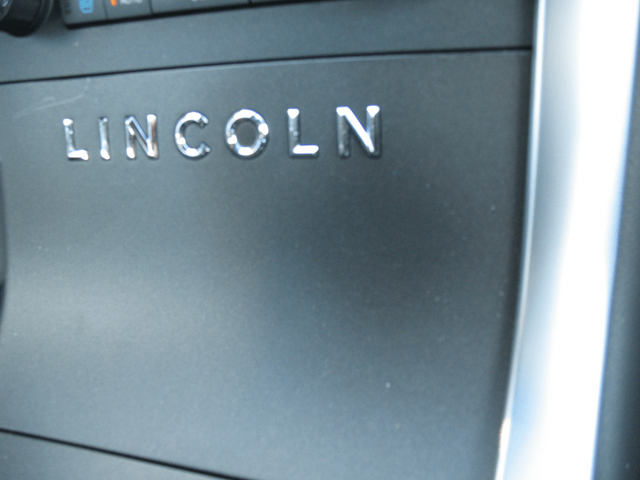 2011 Lincoln MKS AWD Ecoboost 031.png