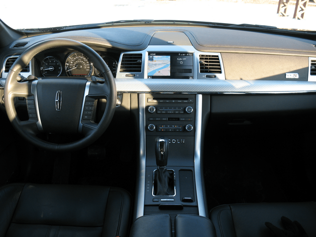 2011 Lincoln MKS AWD Ecoboost 030.png