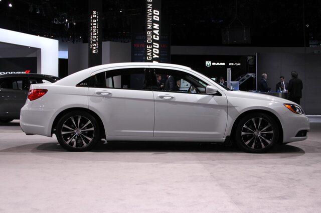 Chrysler 200 S sedan side profile auto show