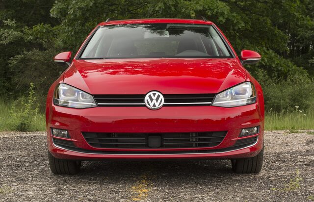 2016 Volkswagen Golf SportWagen SE Front View