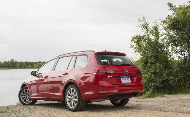 2016 Volkswagen Golf SportWagen SE Rear Three-Quarter View