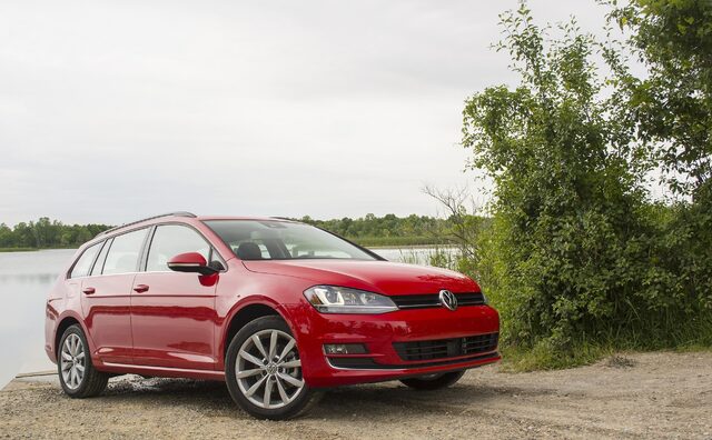 2016 Volkswagen Golf SportWagen SE Front Three-Quarter View