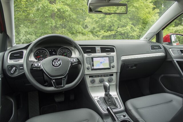 2016 Volkswagen Golf SportWagen SE Interior Cockpit