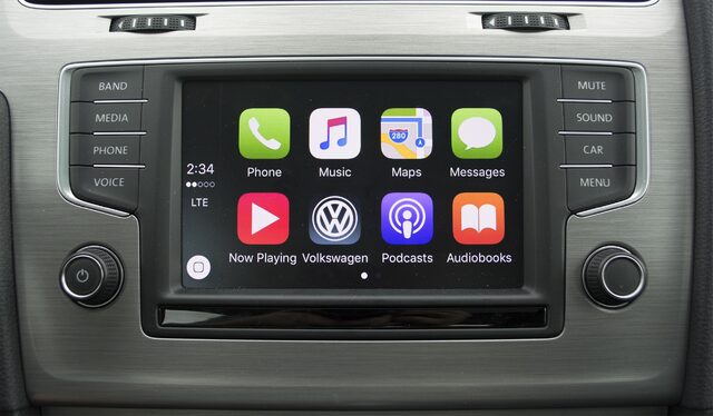 2016 Volkswagen Golf SportWagen SE Apple CarPlay Touchscreen
