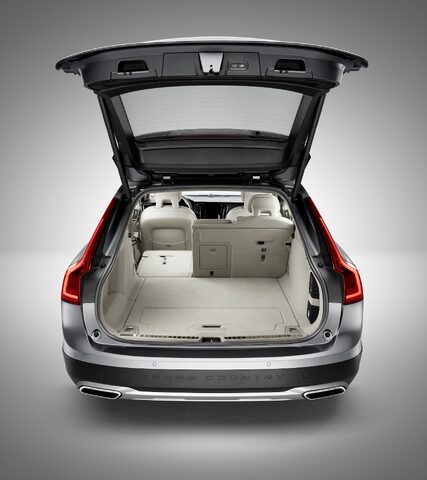 198552_New_Volvo_V90_Cross_Country_detail_loading_space.jpg