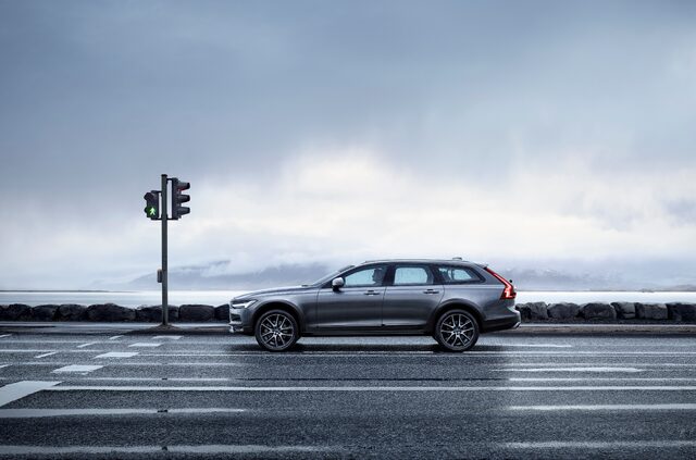 198566_New_Volvo_V90_Cross_Country_Driving.jpg