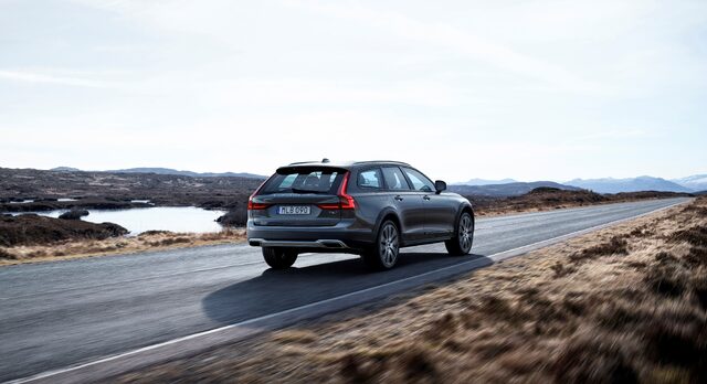 198572_New_Volvo_V90_Cross_Country_Driving.jpg