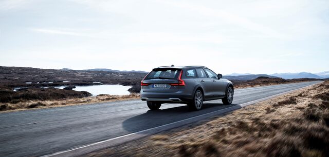 198580_New_Volvo_V90_Cross_Country_Driving_Matte.jpg