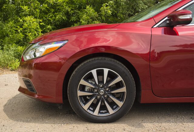 2016 Nissan Altima 2.5 SL Front Wheel Detail