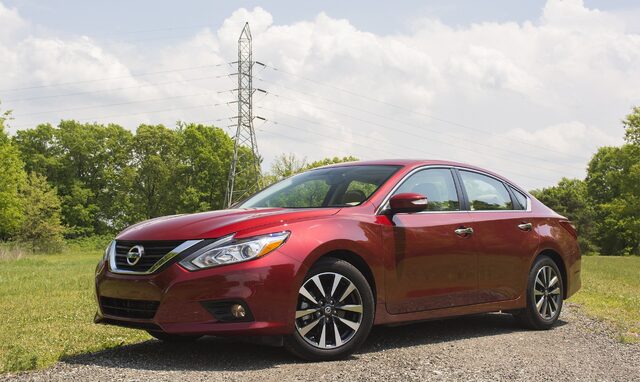 2016 Nissan Altima 2.5 SL Front Three-Quarter View