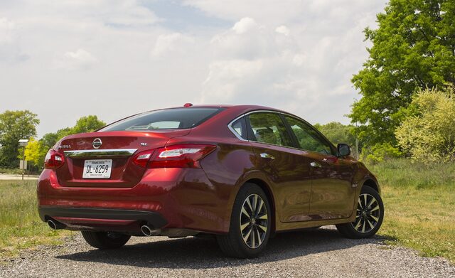 2016 Nissan Altima 2.5 SL Rear Three-Quarter View