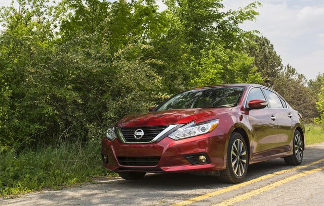 2016 Nissan Altima 2.5 SL Front Three-Quarter on Road