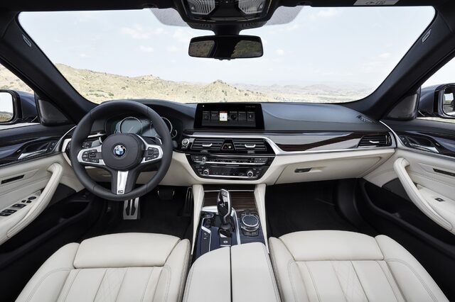 2017 BMW 5 Series 10.jpg