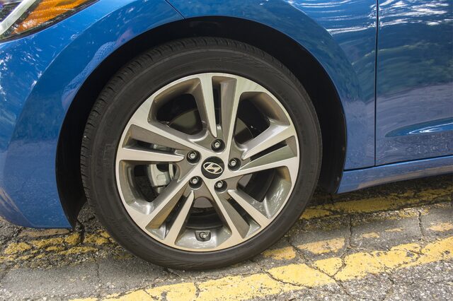 2017 Hyundai Elantra Limited alloy wheel close-up