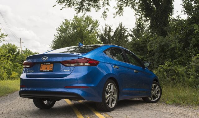 2017 Hyundai Elantra Limited rear three-quarter view