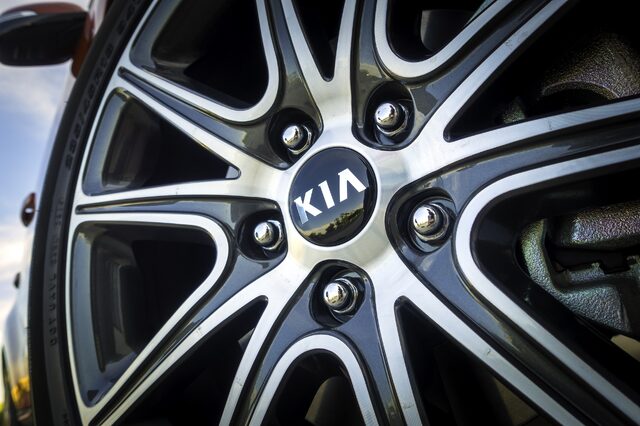 2017 Kia Soul Exclaim 18-Inch Alloy Wheel Detail