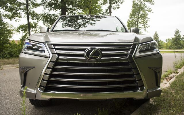 2016 Lexus LX 570 Spindle Grille Close-Up