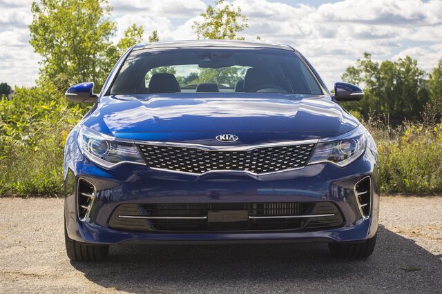 2016 Kia Optima SXL Straight Front View with Tiger-Nose Grille and Projector Headlights