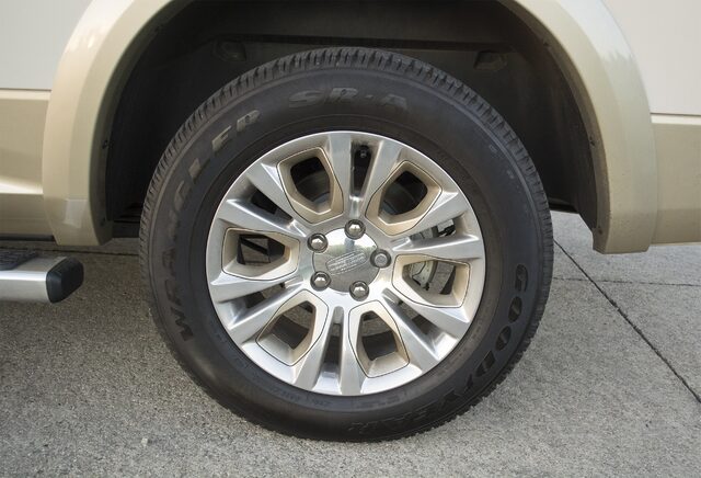 2016 Ram 1500 Laramie Longhorn Polished Aluminum Wheel with Goodyear Tire