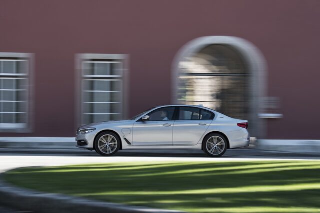 2018 BMW 530e iPerformance 5.jpg