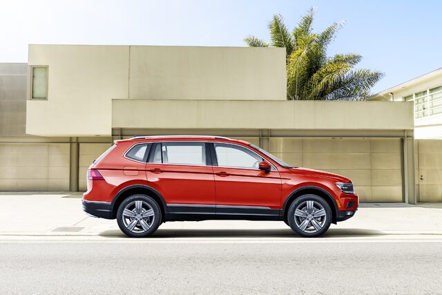2018 Volkswagen Tiguan SE side profile view in red on suburban street