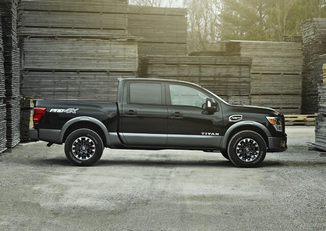 2017_Nissan_TITAN_Crew_Cab_02.jpg