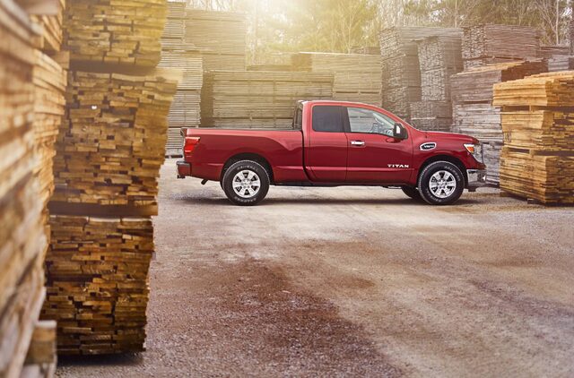 2017_Nissan_TITAN_King_Cab_01.jpg